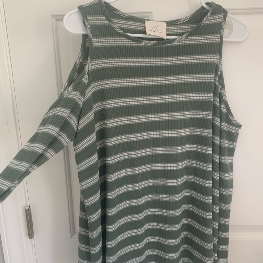 Cold shoulder long sleeve boutique top.